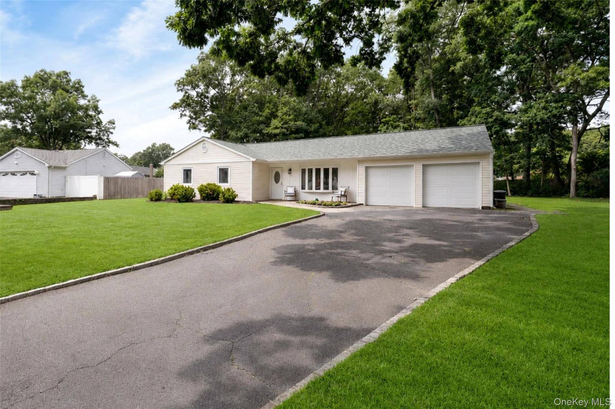 4 Shelley CT, Middle Island, NY 11953