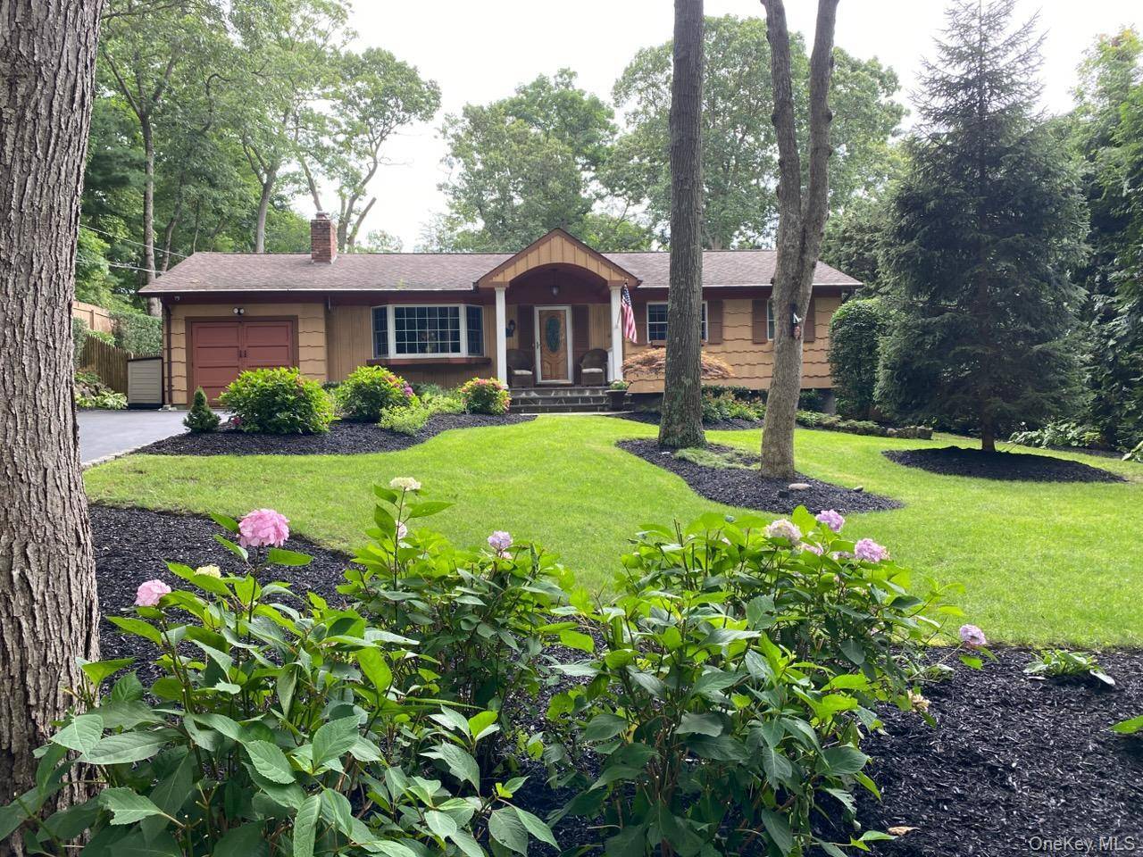 10 George Hill RD, Mount Sinai, NY 11766
