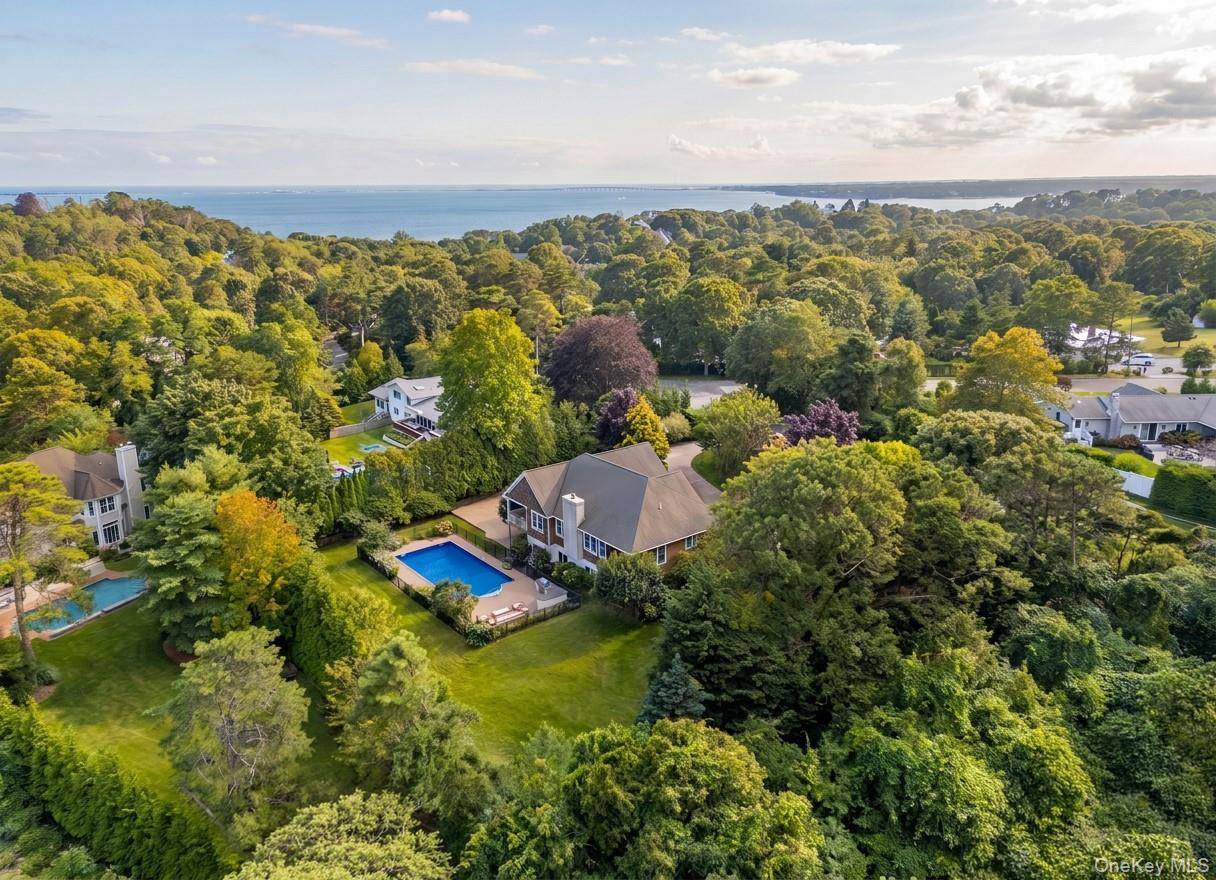 10 Peconic View CT, Southampton, NY 11968
