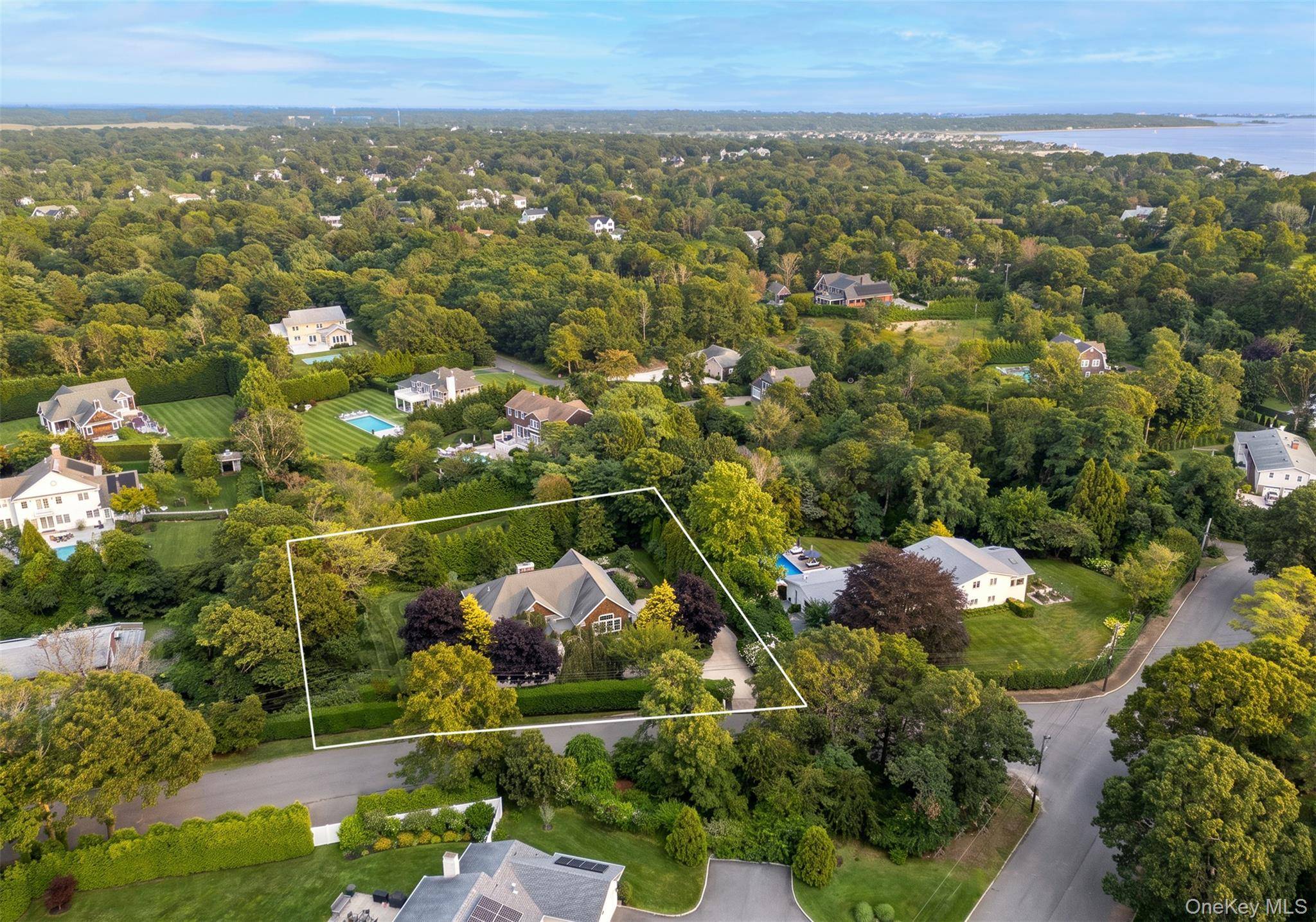 10 Peconic View CT, Southampton, NY 11968