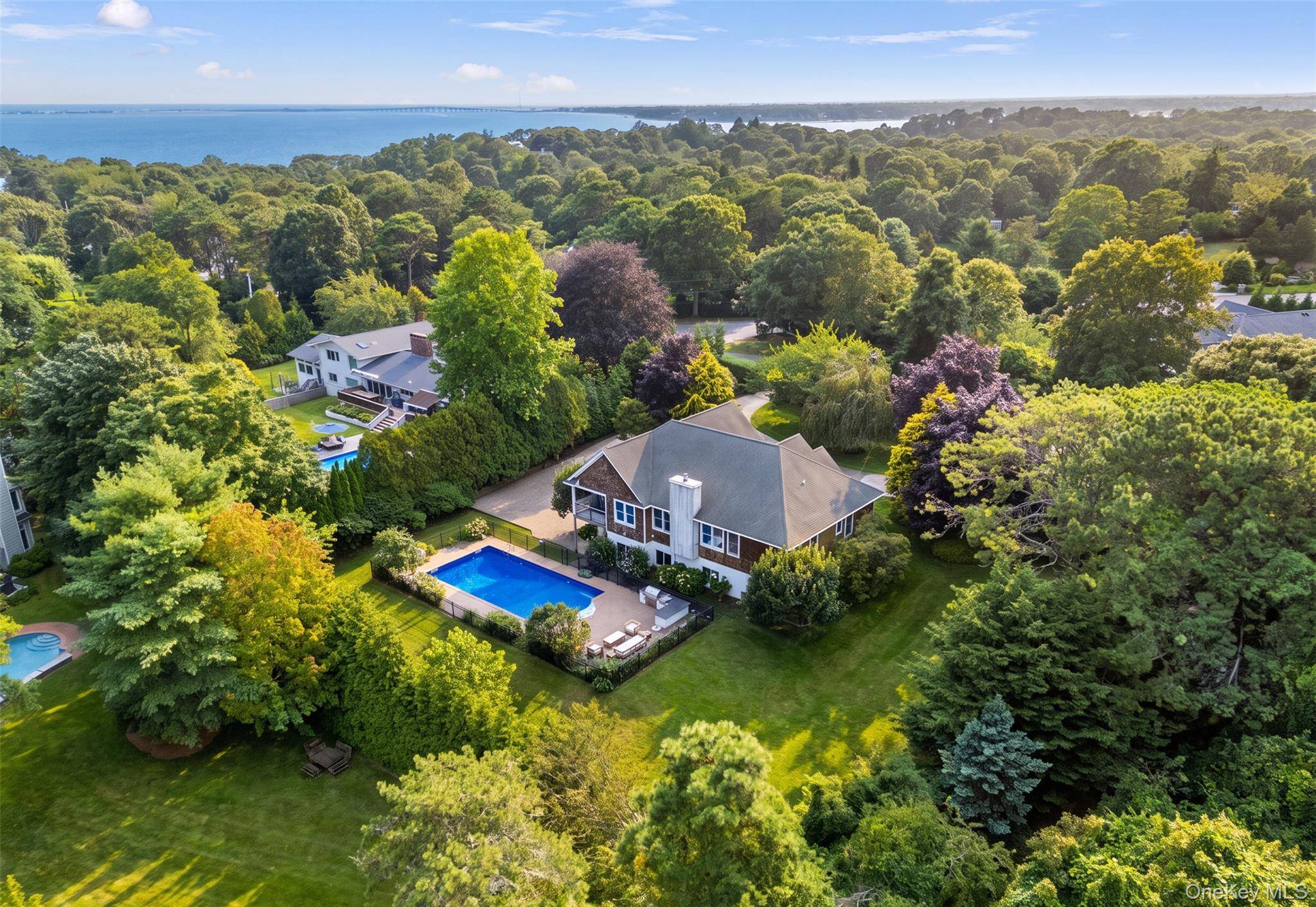 10 Peconic View CT, Southampton, NY 11968