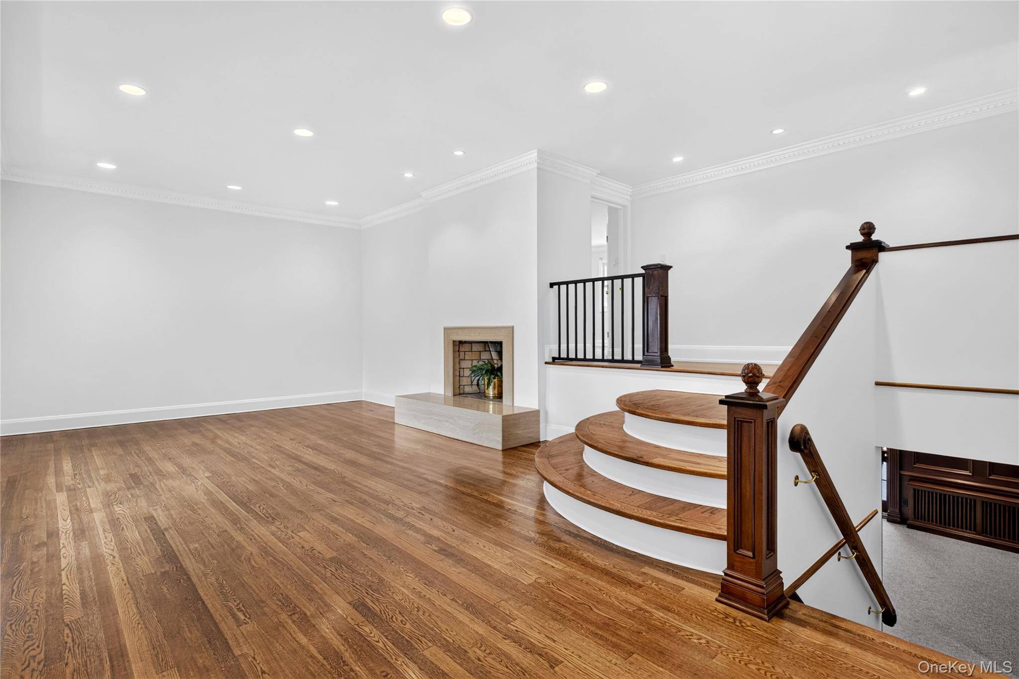 20 Earle PL, Manhasset, NY 11030