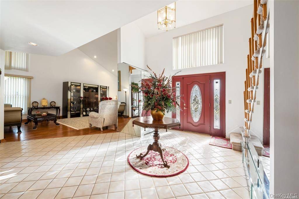 4 Jester CT, Dix Hills, NY 11746