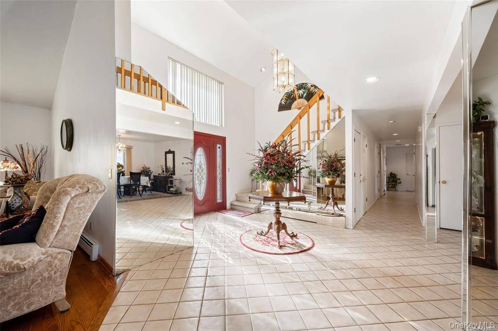 4 Jester CT, Dix Hills, NY 11746