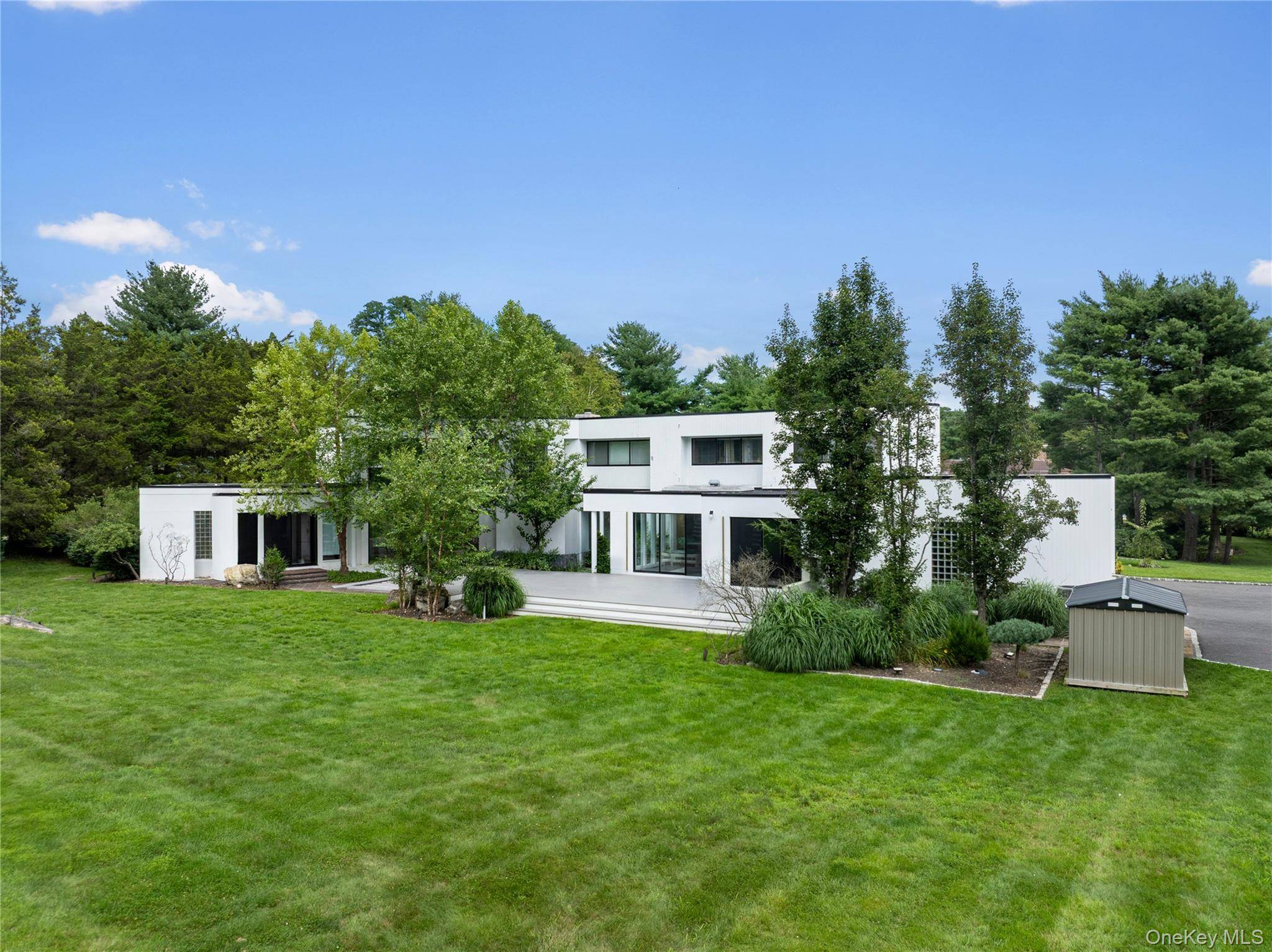 1 Vista DR, Laurel Hollow, NY 11791