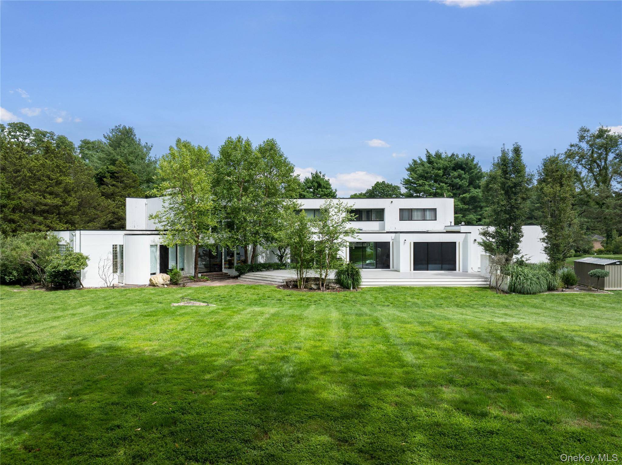 1 Vista DR, Laurel Hollow, NY 11791