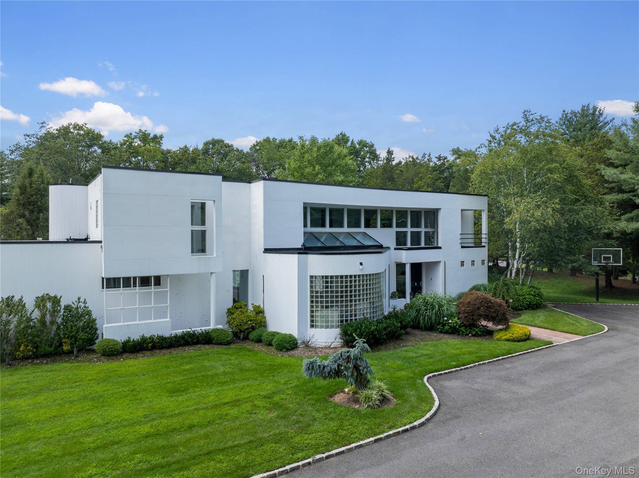 1 Vista DR, Laurel Hollow, NY 11791