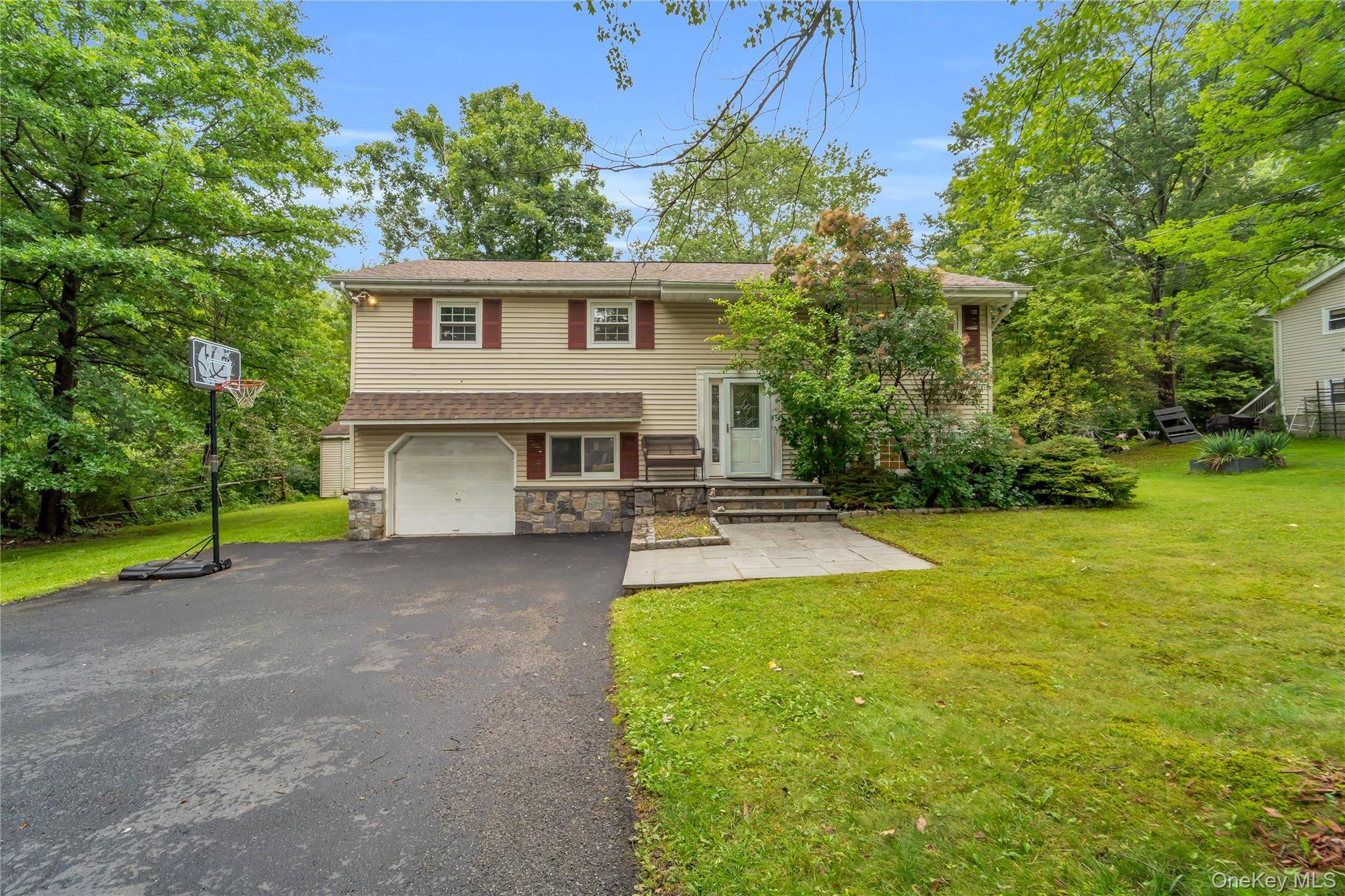 124 Northmore DR, Yorktown Heights, NY 10598