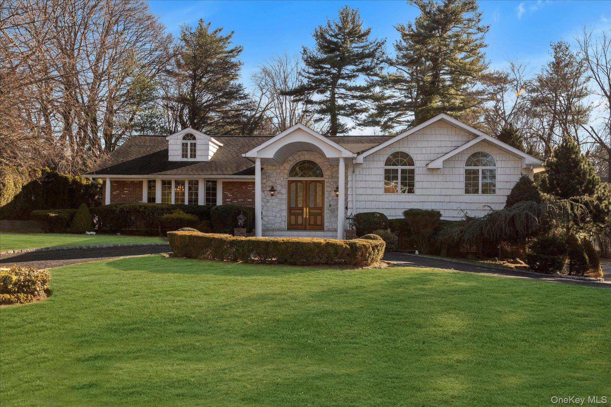 200 Hummingbird DR, East Hills, NY 11576