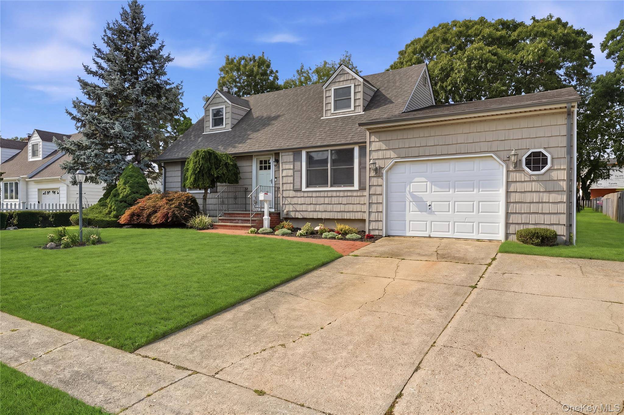 391 Oakwood AVE, West Islip, NY 11795