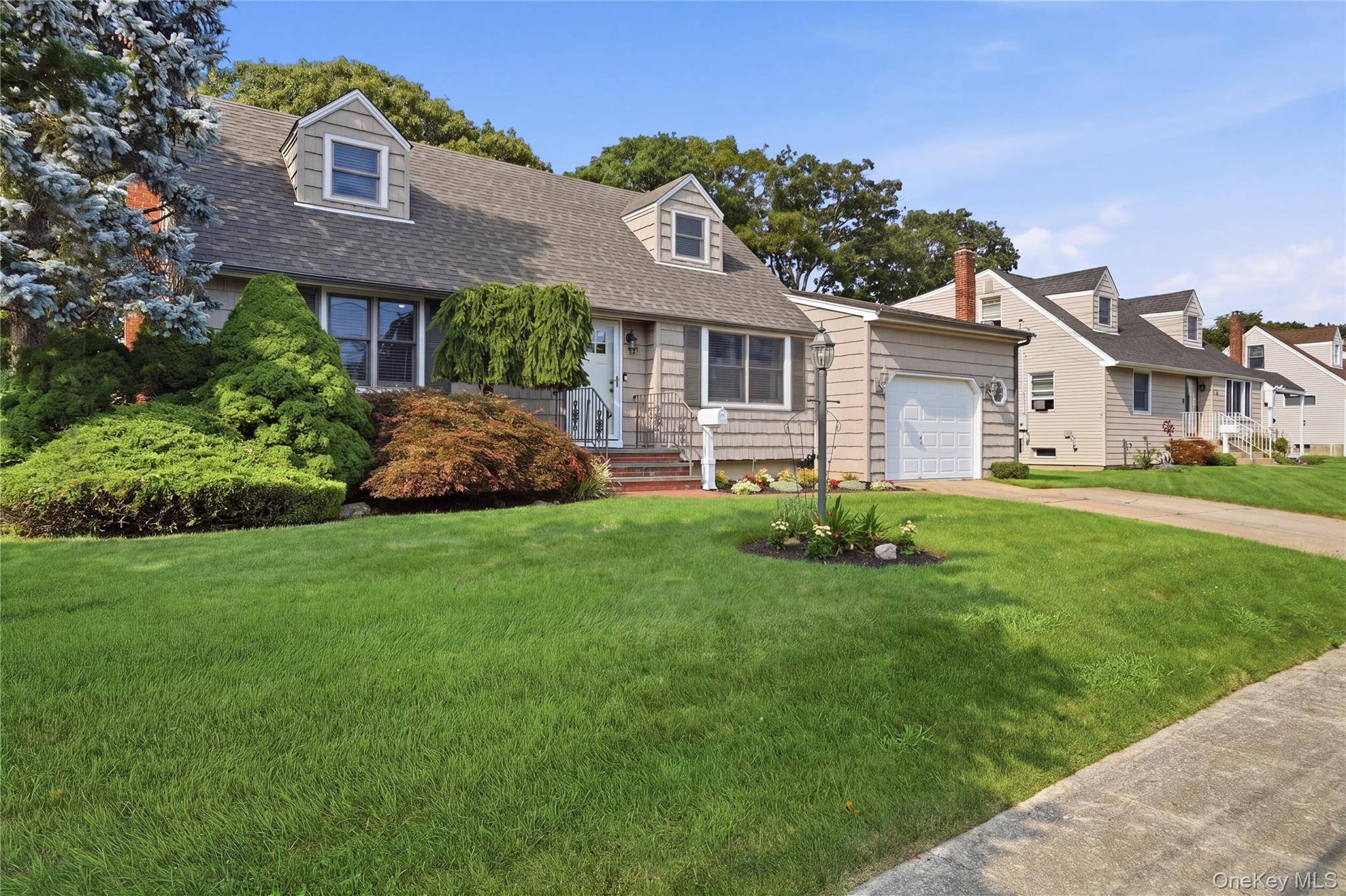 391 Oakwood AVE, West Islip, NY 11795