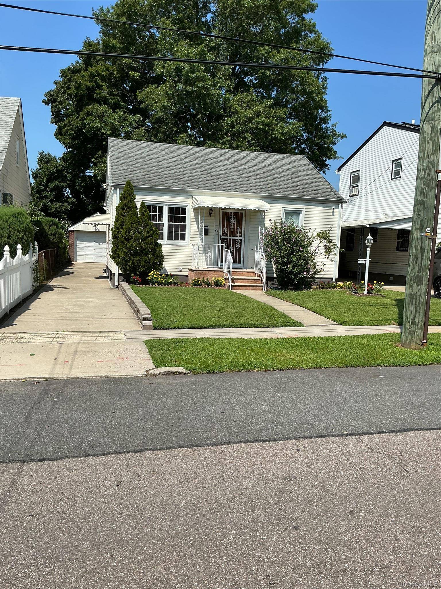11824 236th ST, Cambria Heights, NY 11411