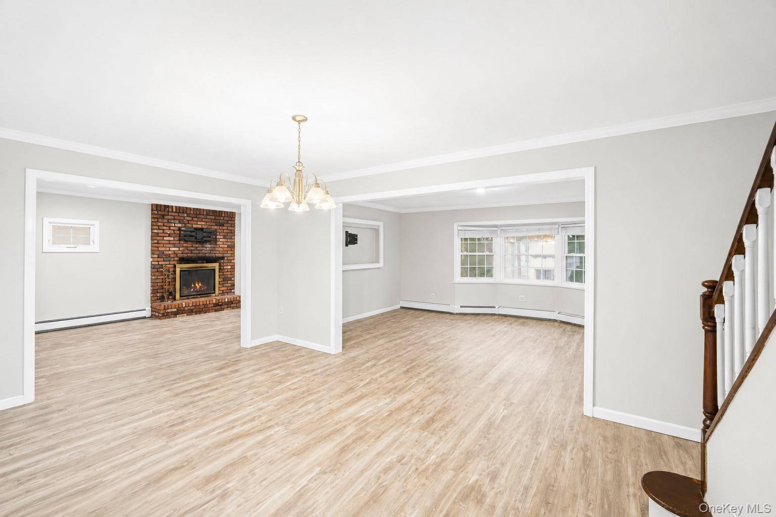 34 Hedge LN, Westbury, NY 11590