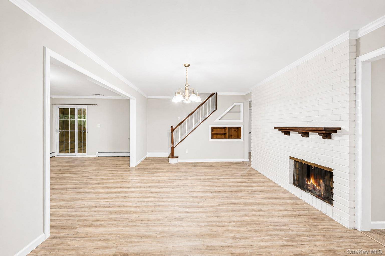 34 Hedge LN, Westbury, NY 11590