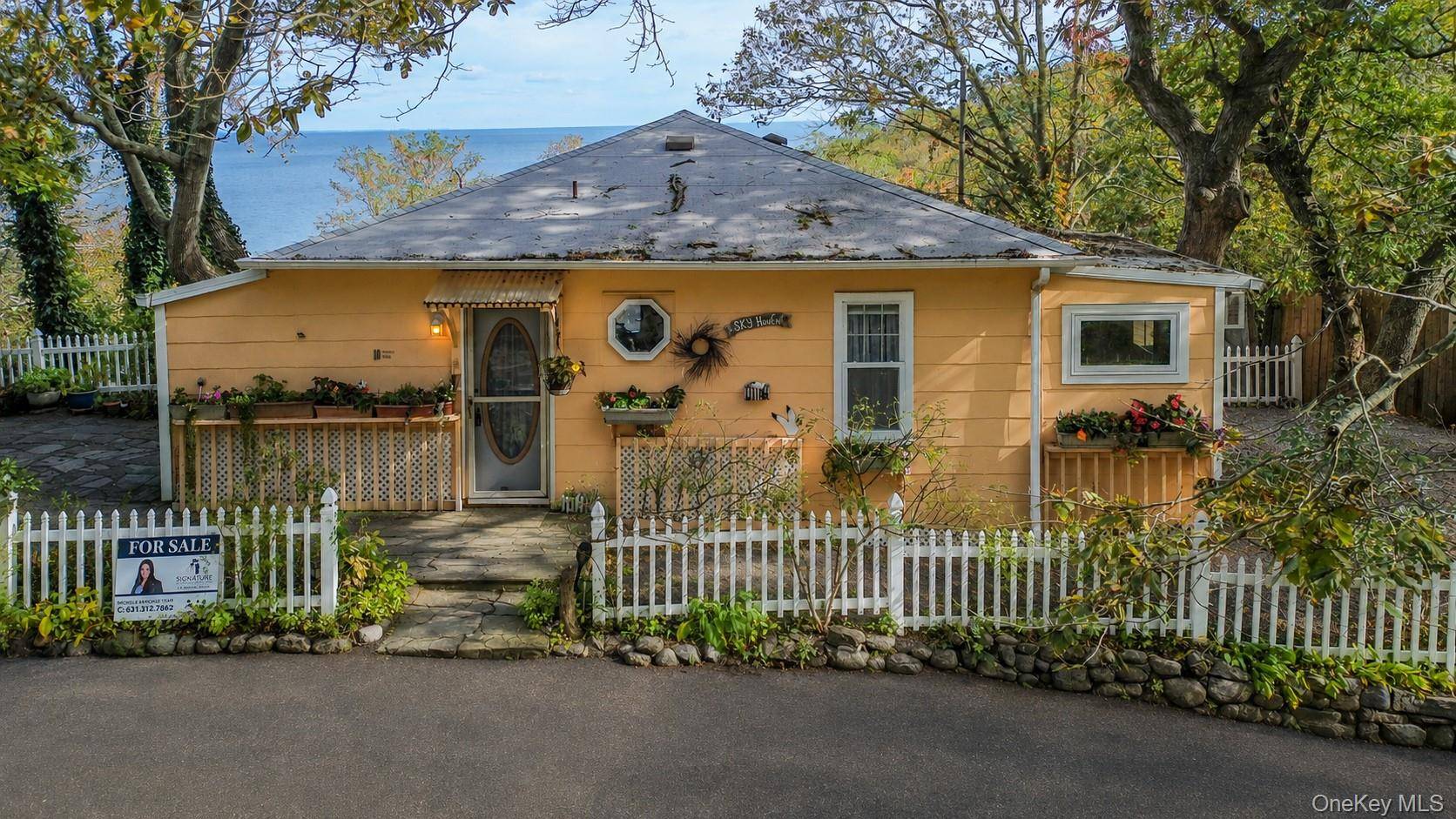 10 Acorn PATH, Baiting Hollow, NY 11933