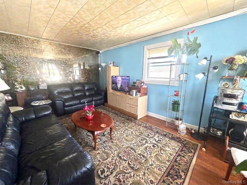 1112 McKenna PL, Uniondale, NY 11553