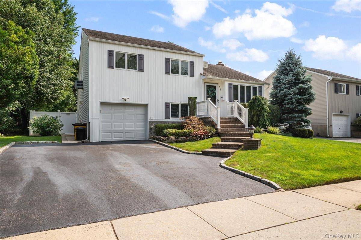 38 Briarwood LN, Plainview, NY 11803