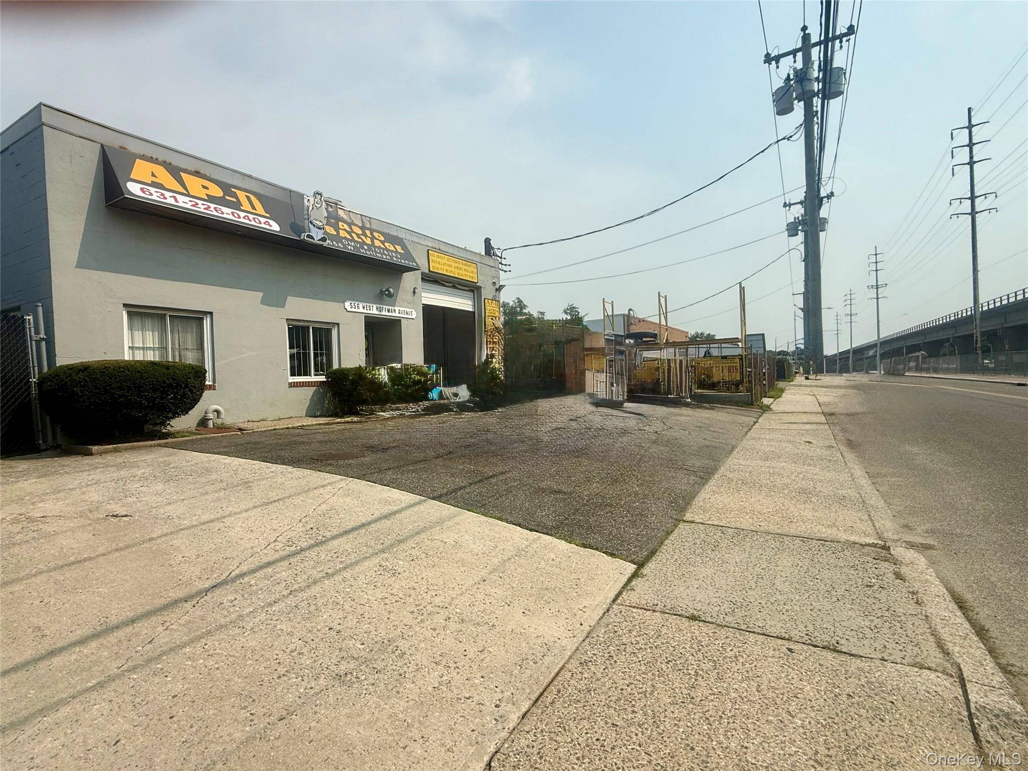 556 W Hoffman AVE, Lindenhurst, NY 11757