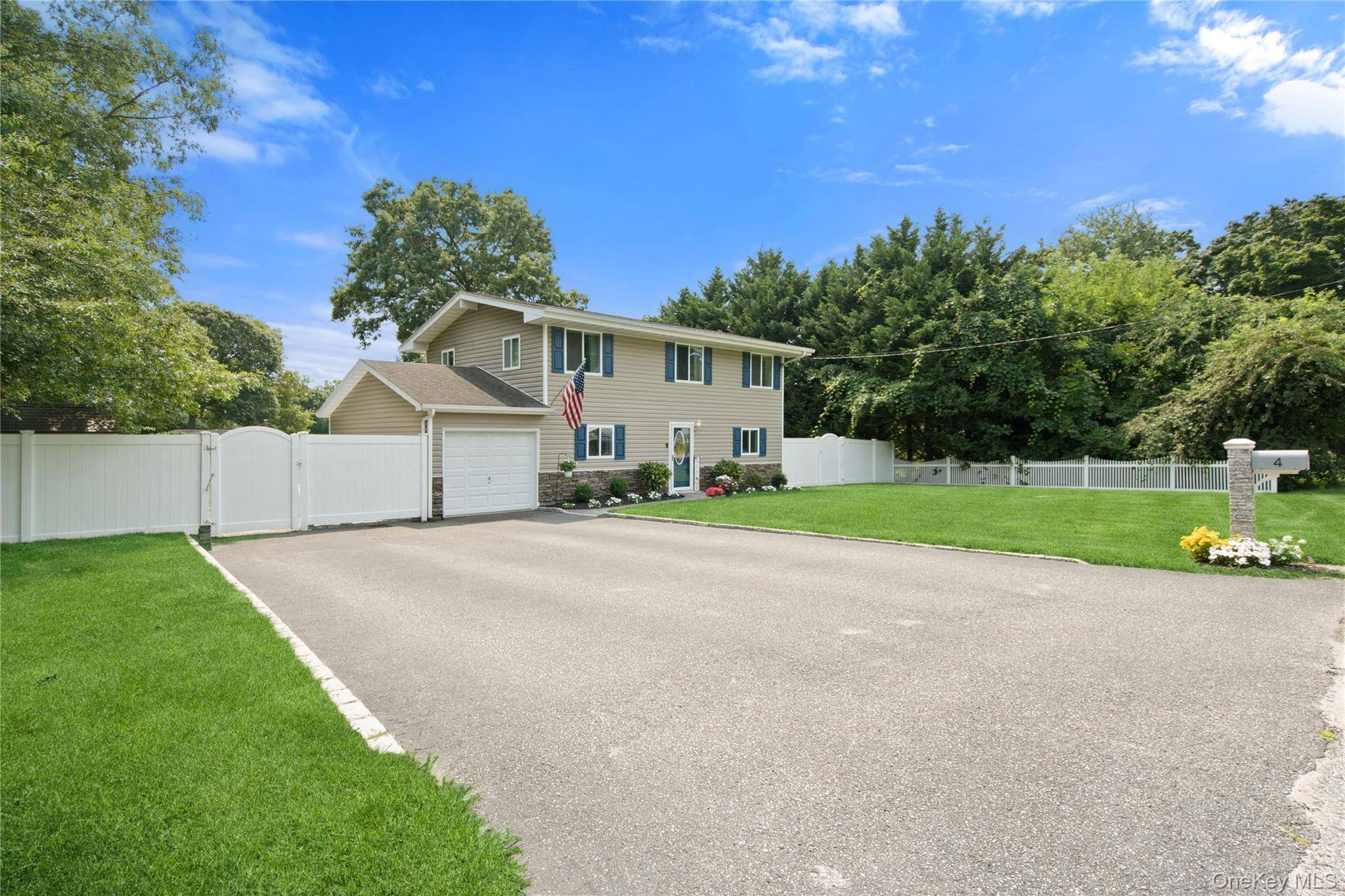 4 Acorn ST, Ronkonkoma, NY 11779