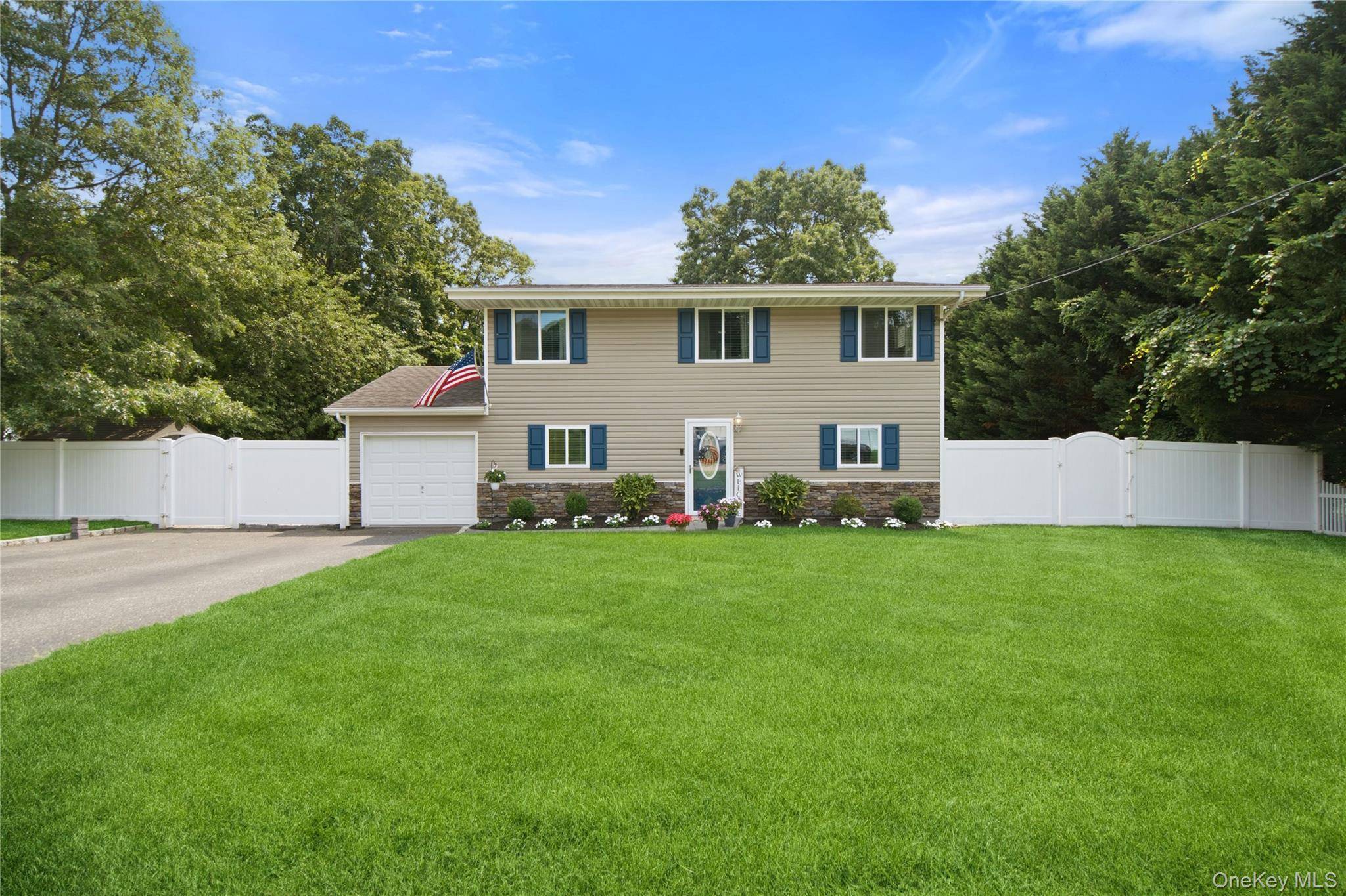 4 Acorn ST, Ronkonkoma, NY 11779