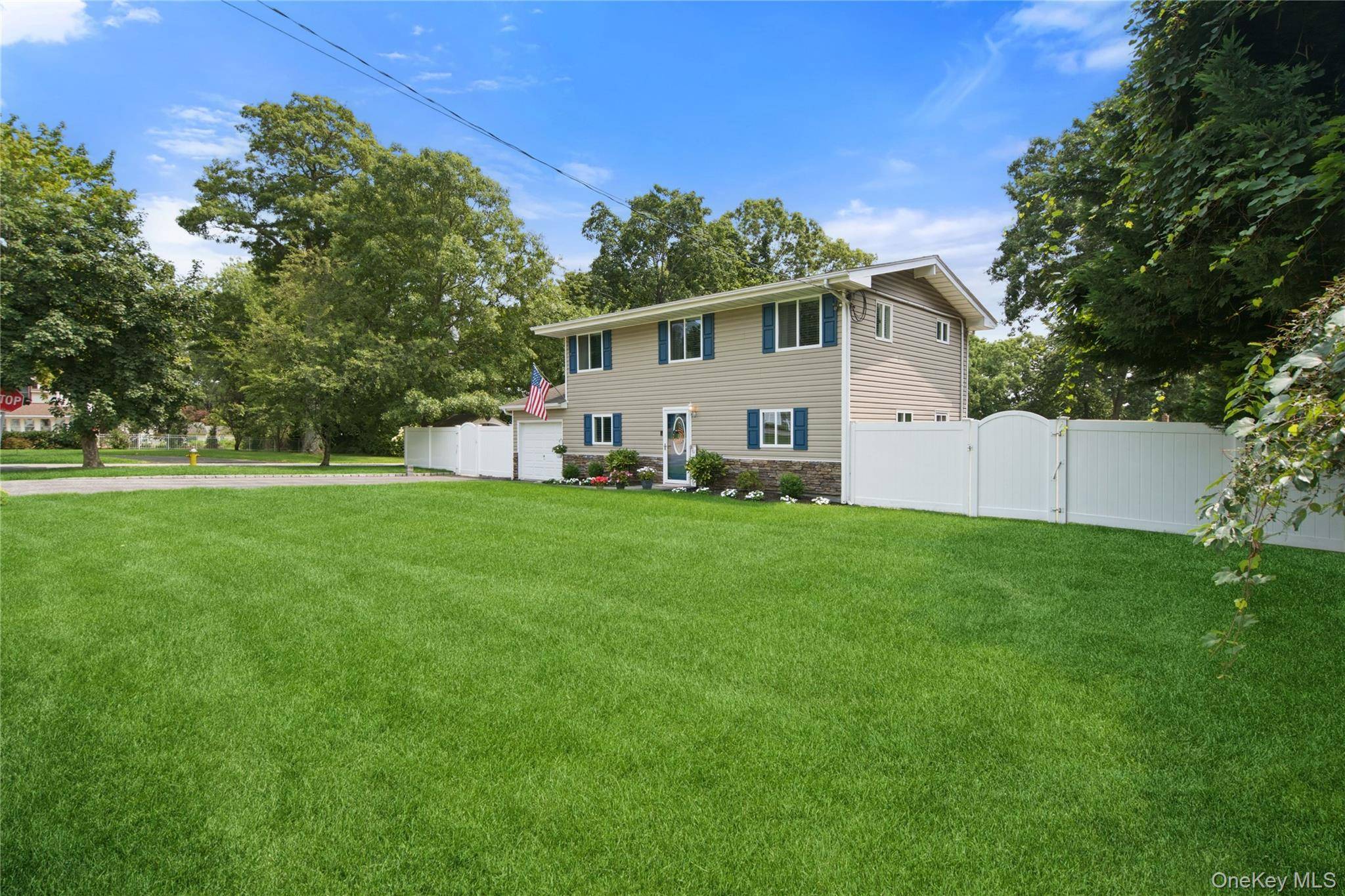 4 Acorn ST, Ronkonkoma, NY 11779