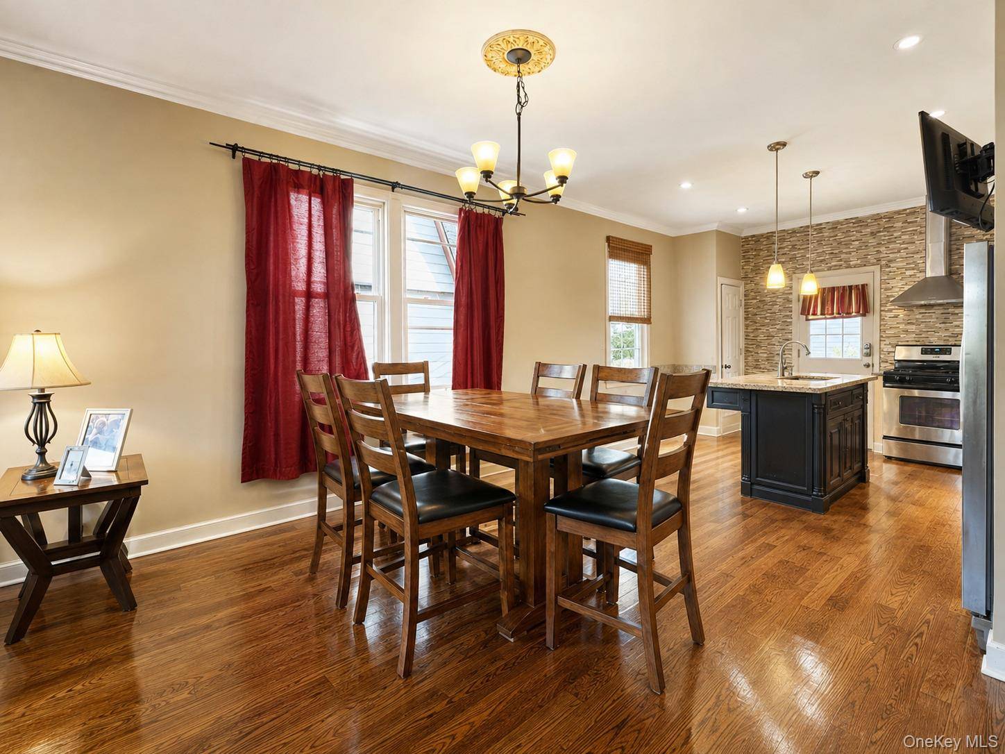 33 Juniper RD, Port Washington, NY 11050