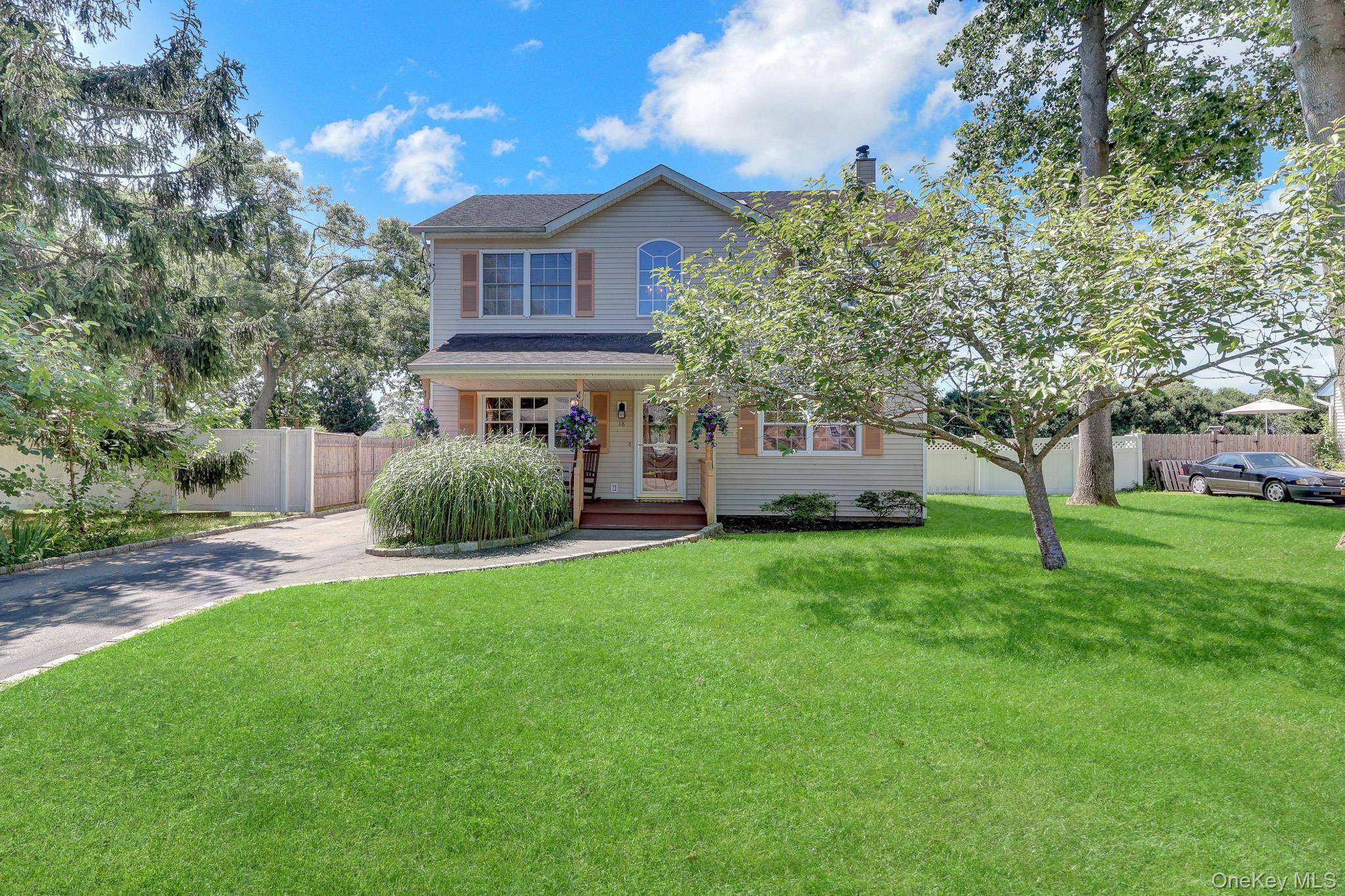 18 Aster AVE, Holtsville, NY 11742