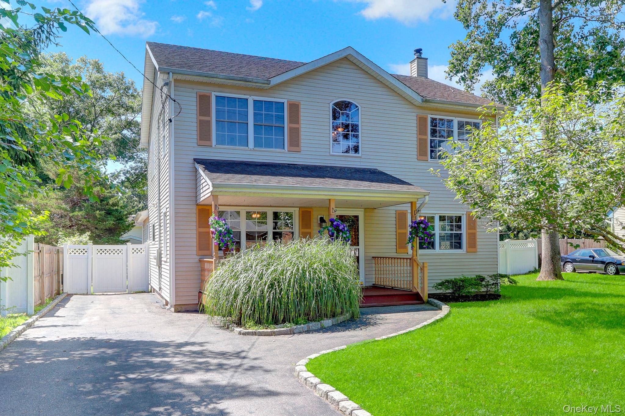 18 Aster AVE, Holtsville, NY 11742