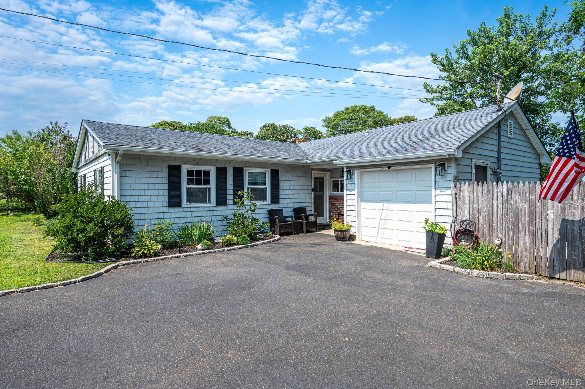 40 Elm AVE, Flanders, NY 11901