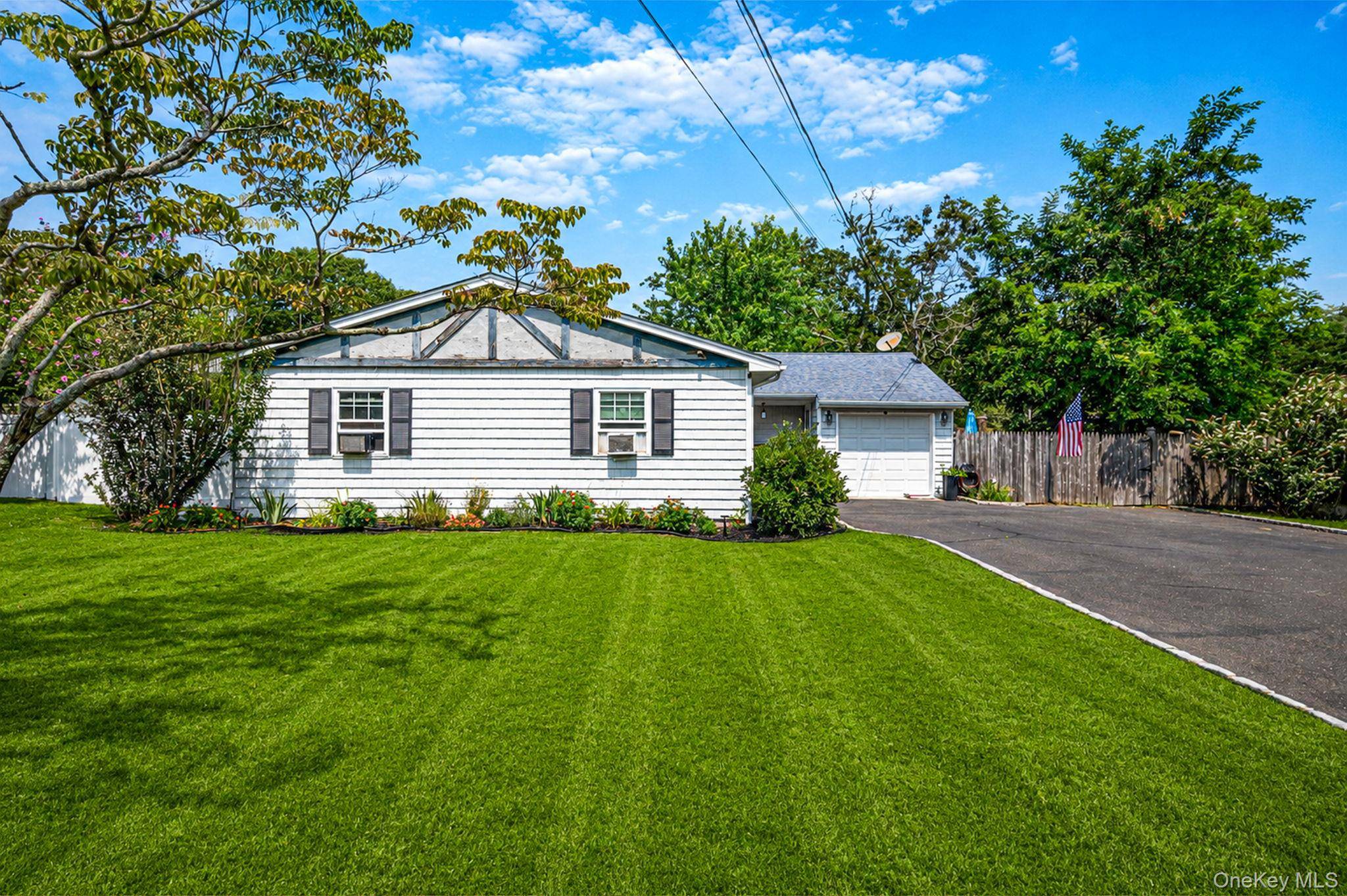 40 Elm AVE, Flanders, NY 11901