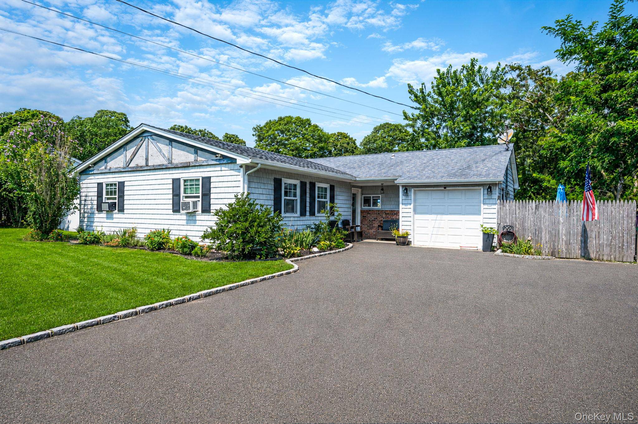 40 Elm AVE, Flanders, NY 11901