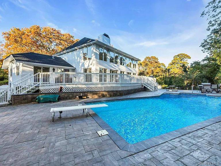 19 Bay Woods DR, Hampton Bays, NY 11946