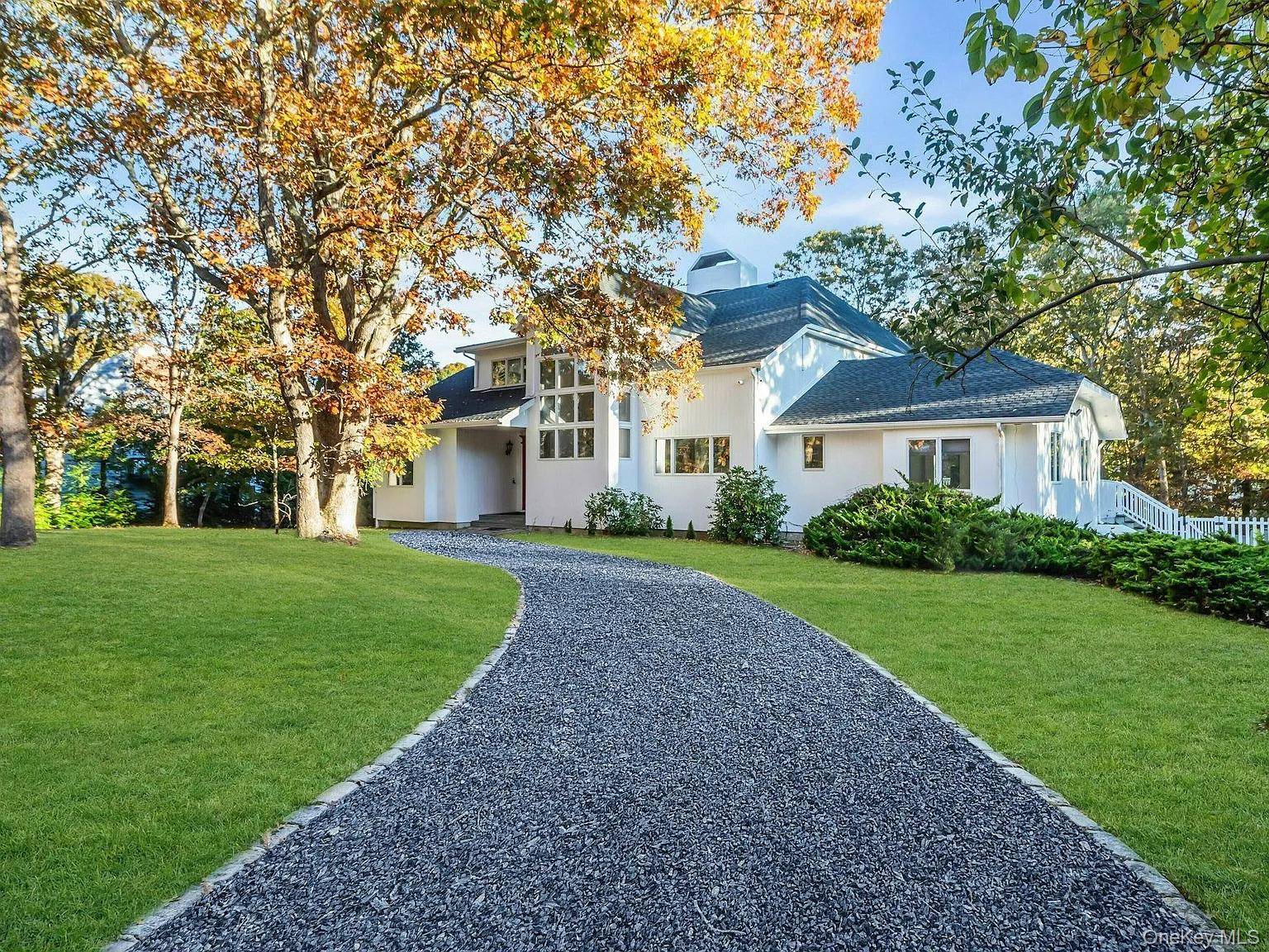 19 Bay Woods DR, Hampton Bays, NY 11946