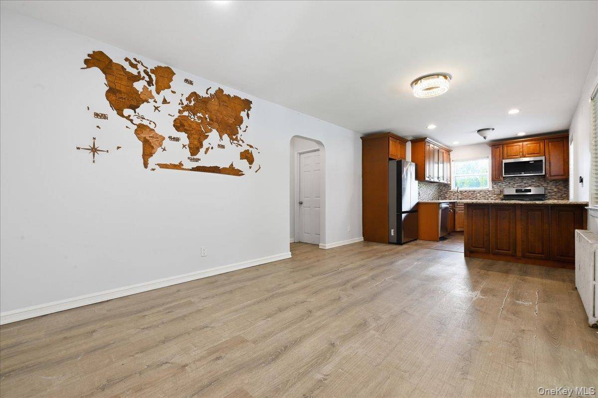 260-70 73rd AVE #1st Floor w/Basement, Glen Oaks, NY 11004