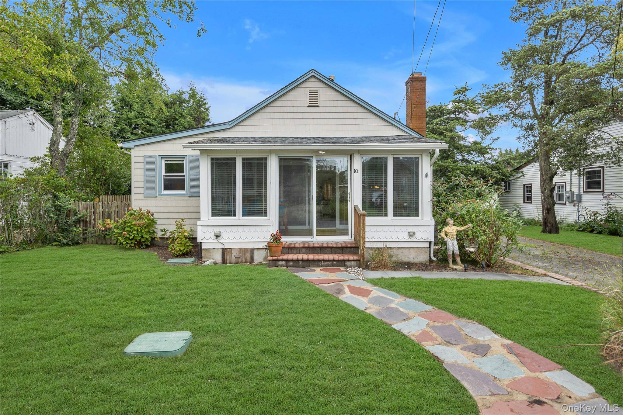 10 Mineola CT, Hampton Bays, NY 11946