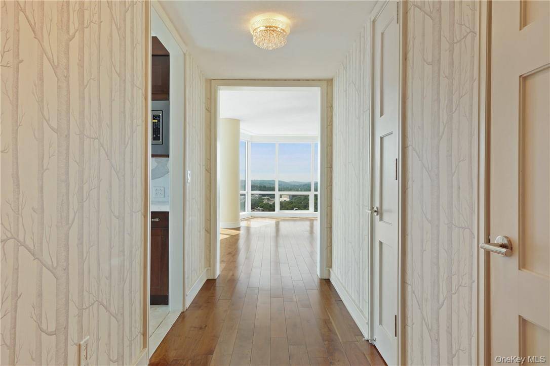1 Renaissance SQ #21E, White Plains, NY 10601