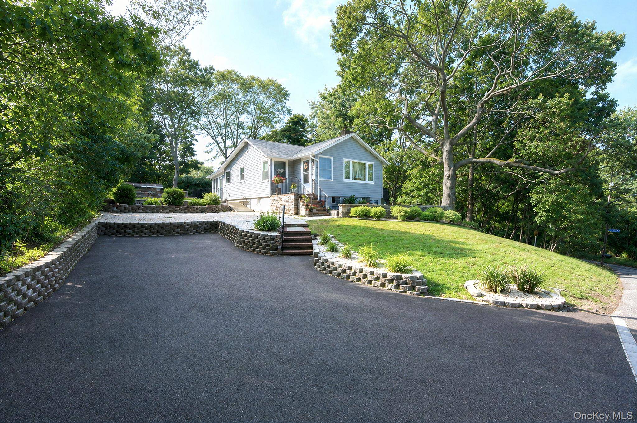 69 Hill DR, Riverhead, NY 11901