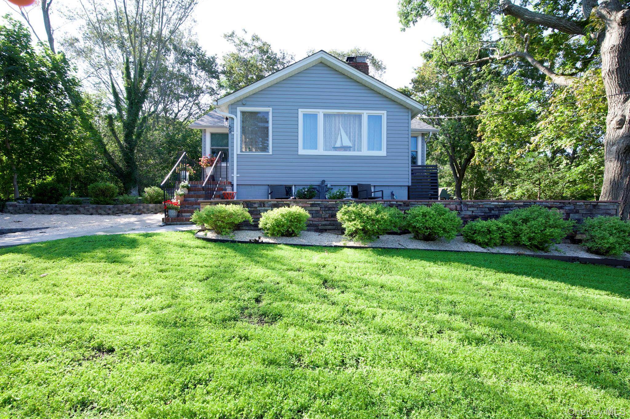 69 Hill DR, Riverhead, NY 11901