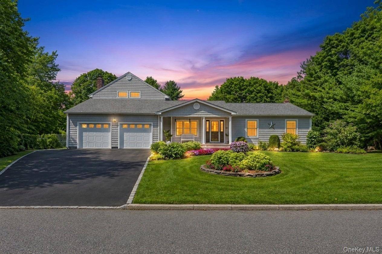 29 Niewood DR, Ridge, NY 11961