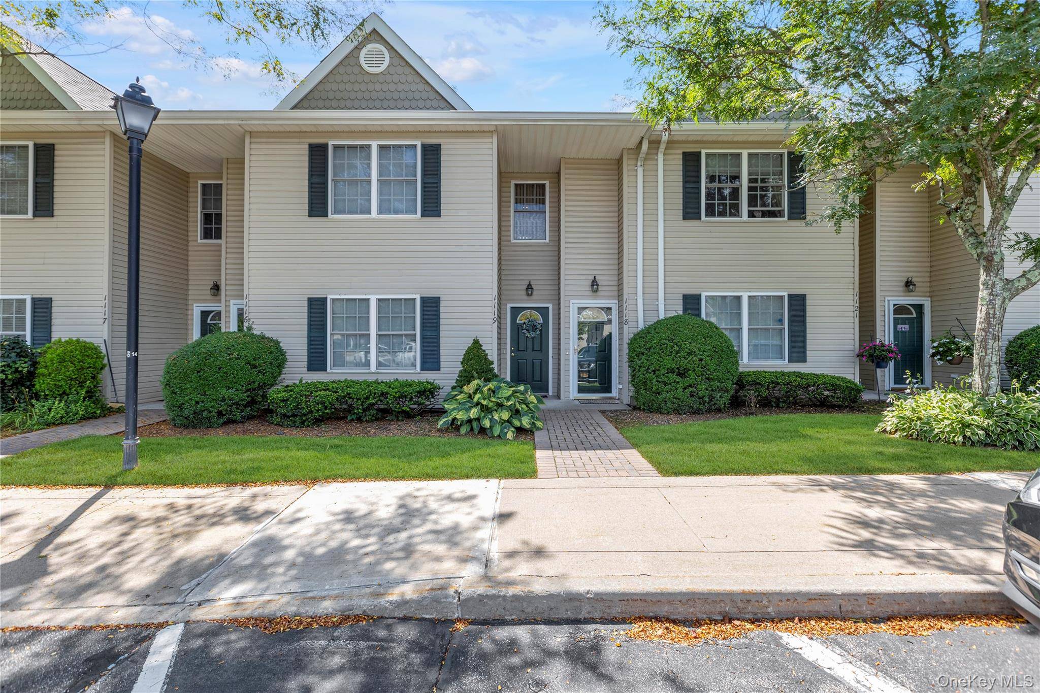 1118 Savoy DR, Melville, NY 11747