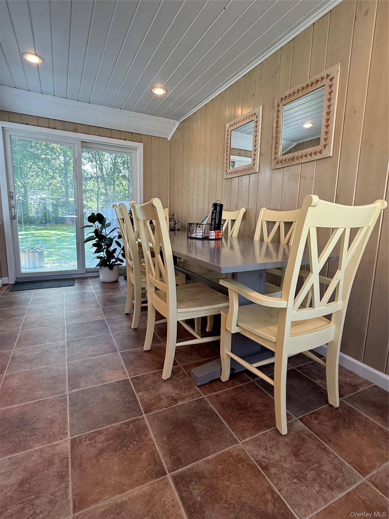 25 Huckleberry LN, Hampton Bays, NY 11946