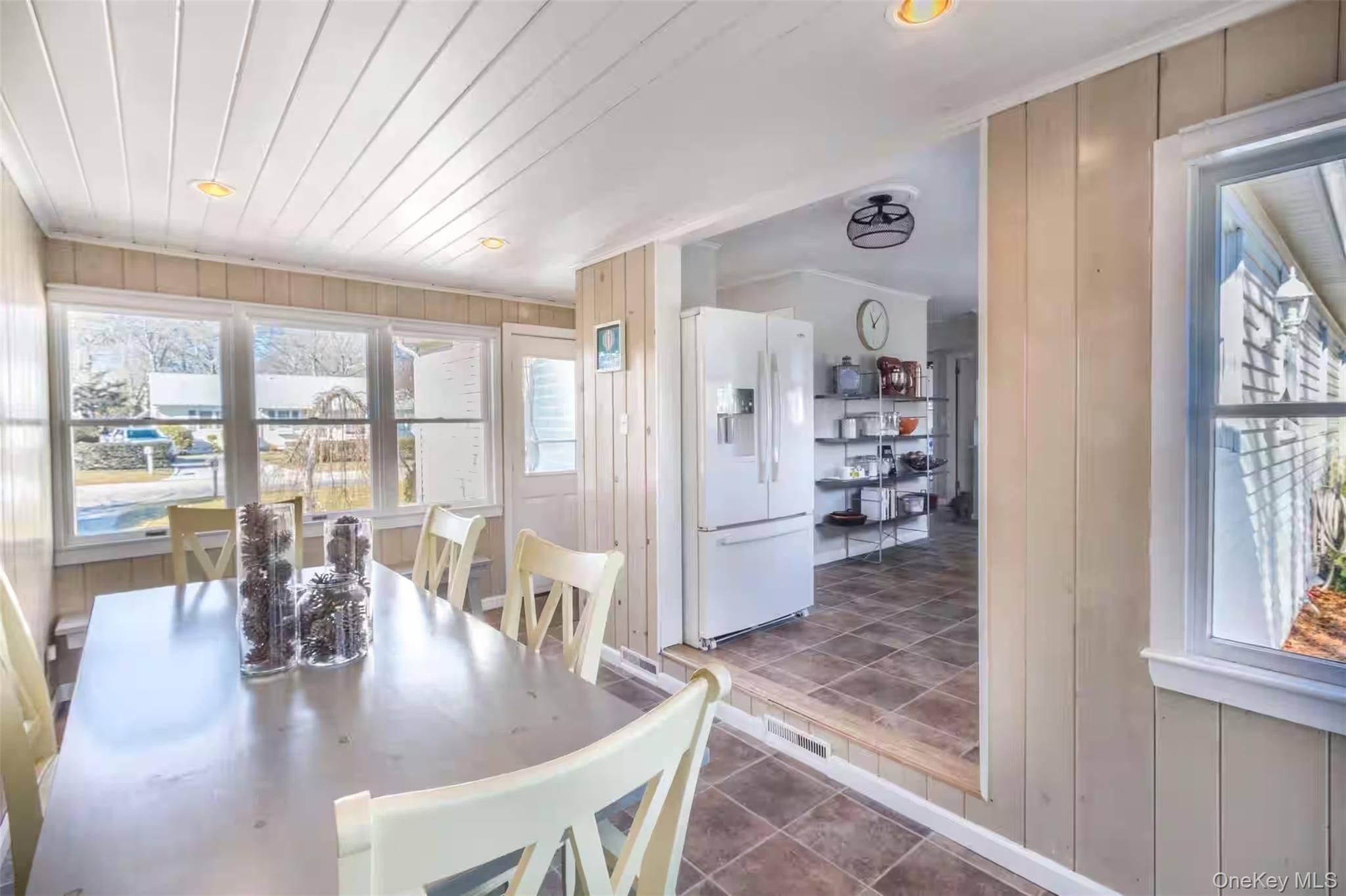 25 Huckleberry LN, Hampton Bays, NY 11946