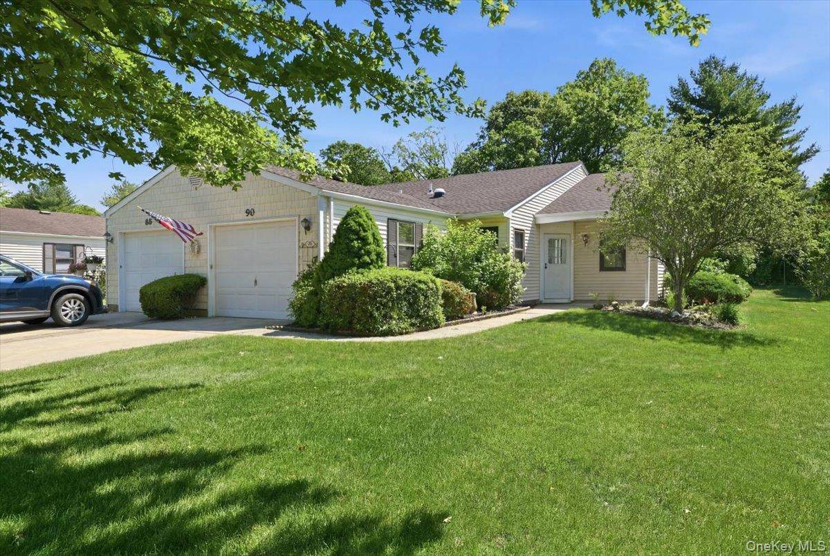 90 Knolls DR, Stony Brook, NY 11790
