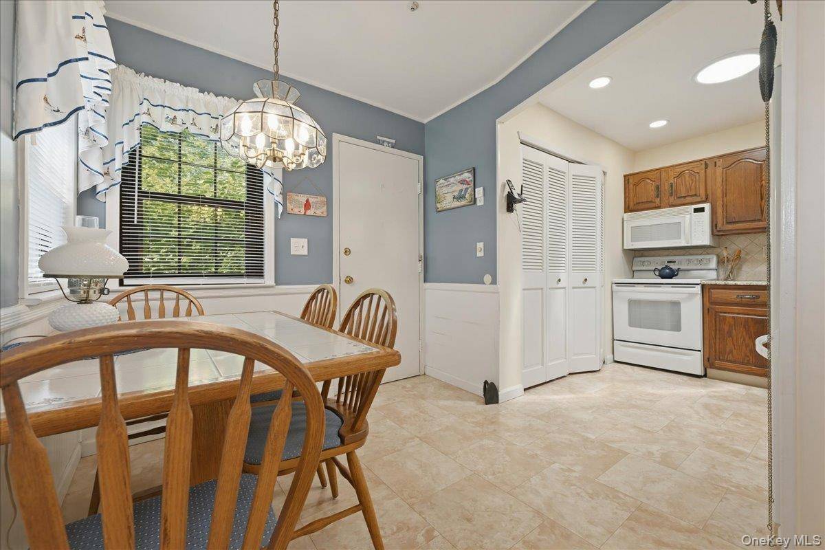 90 Knolls DR, Stony Brook, NY 11790
