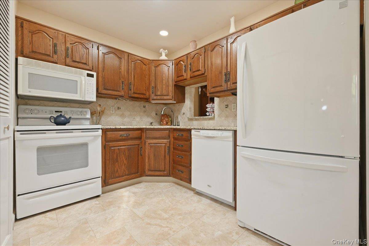 90 Knolls DR, Stony Brook, NY 11790
