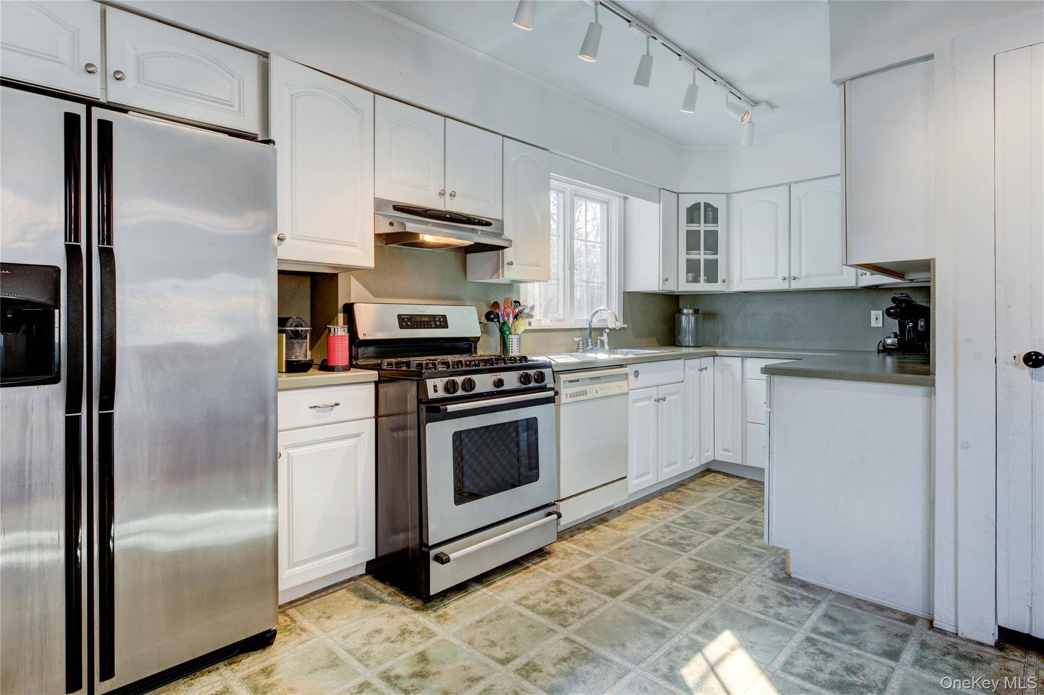5650 N Bayview RD, Southold, NY 11971