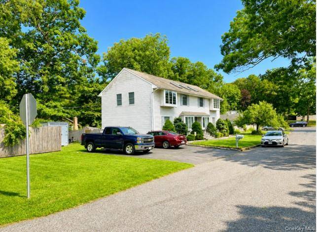 5 Forest LN, Coram, NY 11727
