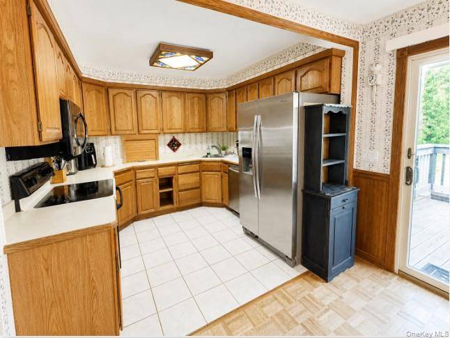 5 Forest LN, Coram, NY 11727