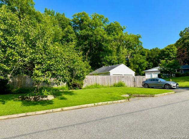 5 Forest LN, Coram, NY 11727