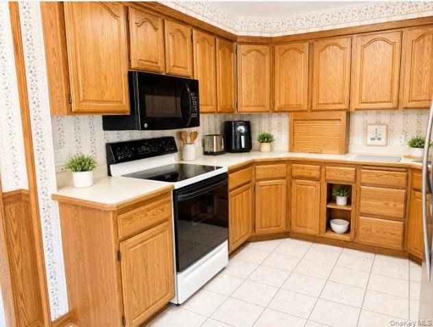5 Forest LN, Coram, NY 11727
